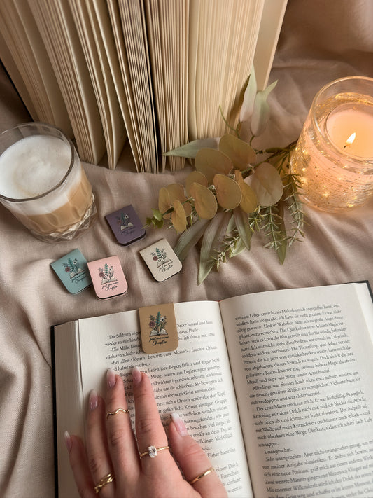 Just One More Chapter – Magnet-Lesezeichen – Alle Farben Warm Cozy Kerze Latte, buecherglanz