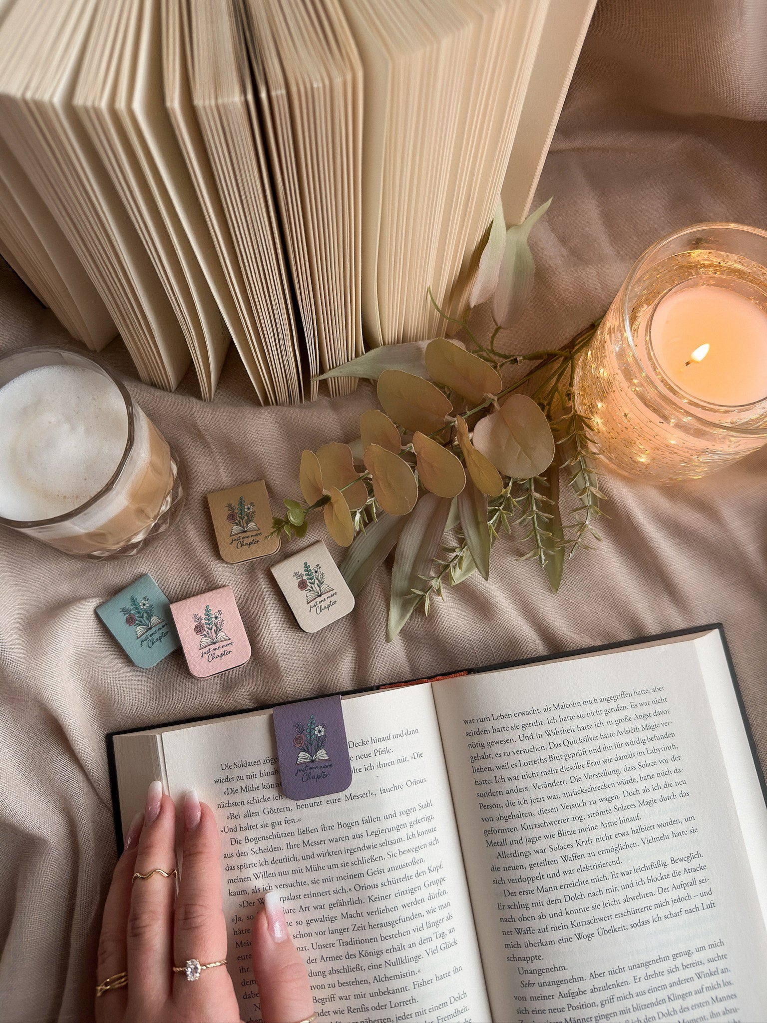 Just One More Chapter – Magnet-Lesezeichen – Lavendel Lifestyle Buch Kerze Warm Cozy, buecherglanz