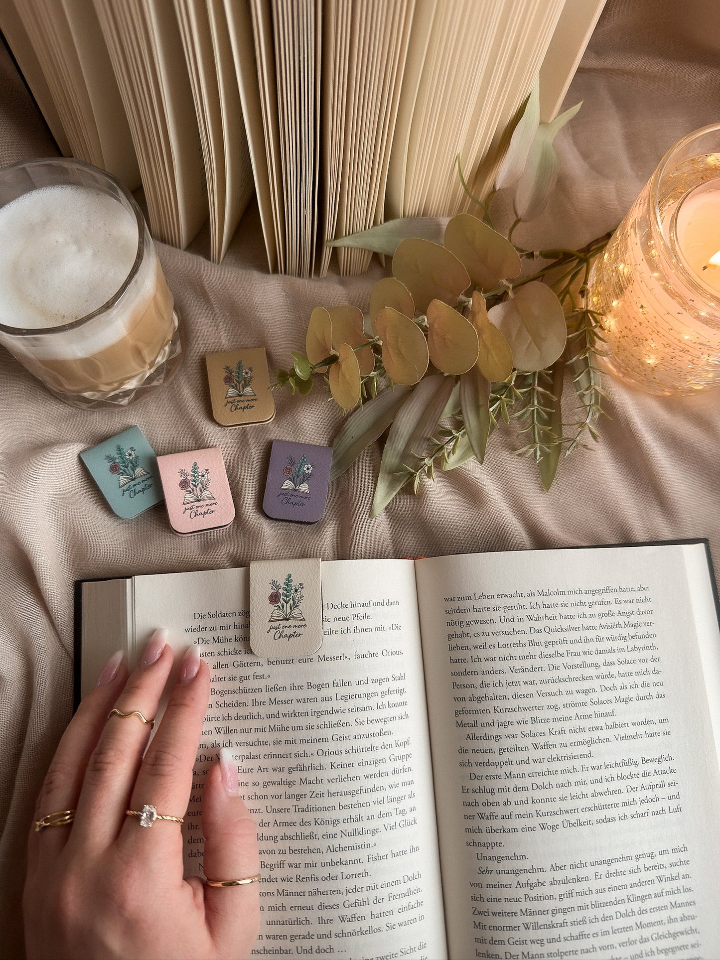 Just One More Chapter – Magnet-Lesezeichen – Lifestyle Hand im Buch alle Farben Neodym-Magnet, buecherglanz