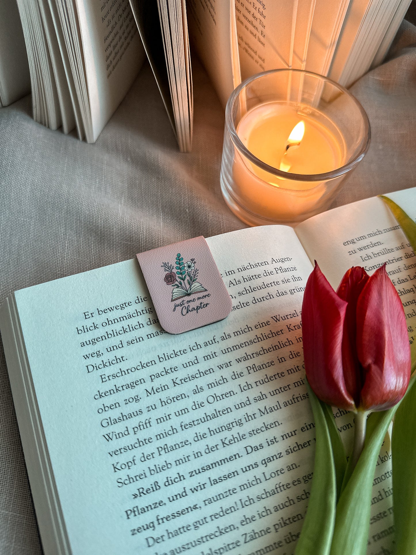 Just One More Chapter – Magnet-Lesezeichen – Rosa Lifestyle Tulpe Kerze Nahaufnahme, buecherglanz