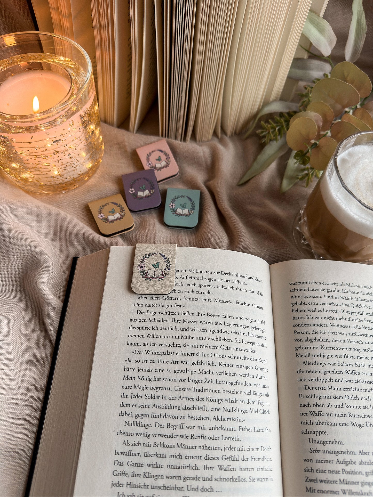 Pages & Bloom – Magnet-Lesezeichen – Creme im Buch Kerze Warm Cozy Nahaufnahme, buecherglanz