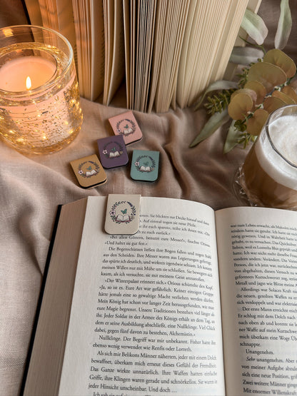Pages & Bloom – Magnet-Lesezeichen – Creme im Buch Kerze Warm Cozy Nahaufnahme, buecherglanz
