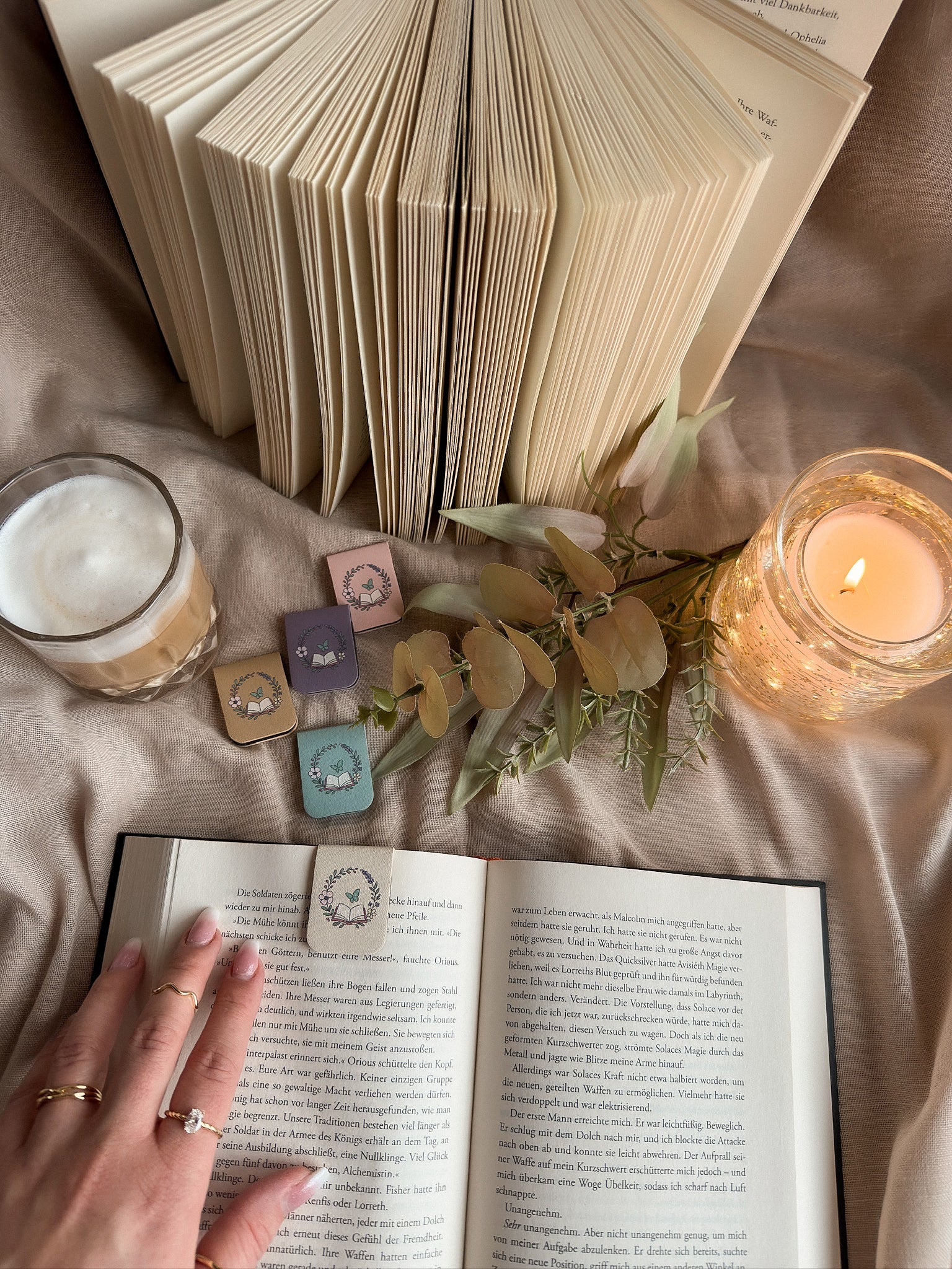 Pages & Bloom – Magnet-Lesezeichen – Warm Cozy Flatlay alle Farben Kerze Latte, buecherglanz