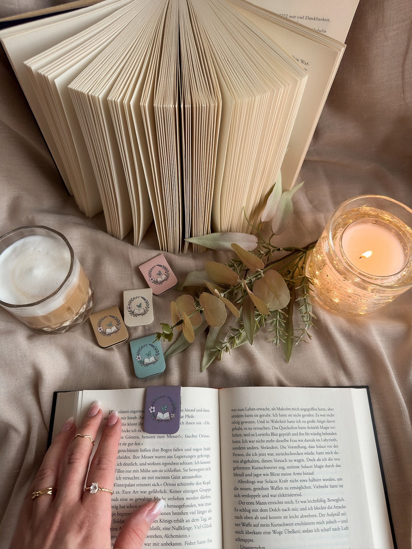 Pages & Bloom – Magnet-Lesezeichen – Creme im Buch Kerze Warm Cozy Nahaufnahme, buecherglanz