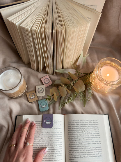 Pages & Bloom – Magnet-Lesezeichen – Creme im Buch Kerze Warm Cozy Nahaufnahme, buecherglanz