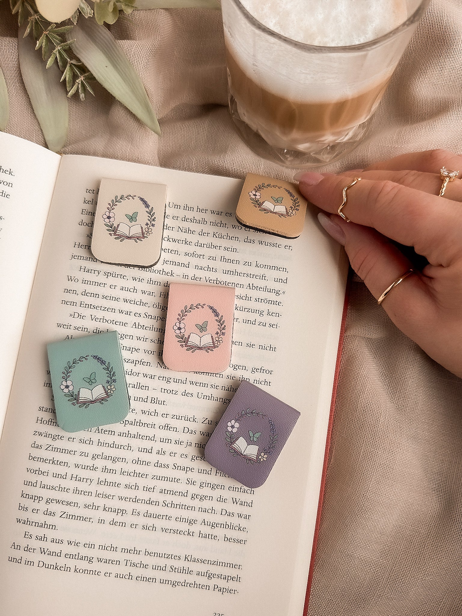 Pages & Bloom – Magnet-Lesezeichen – Lifestyle Hand im Buch alle Farben Neodym-Magnet, buecherglanz