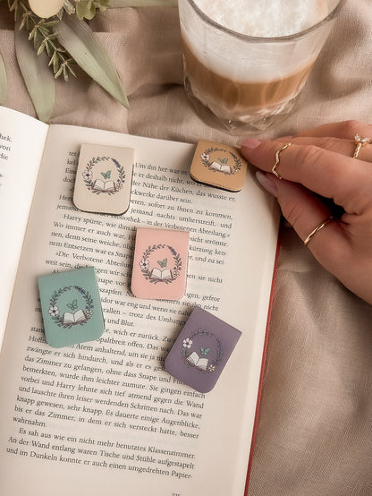 Pages & Bloom – Magnet-Lesezeichen – Lifestyle Hand im Buch alle Farben Neodym-Magnet, buecherglanz