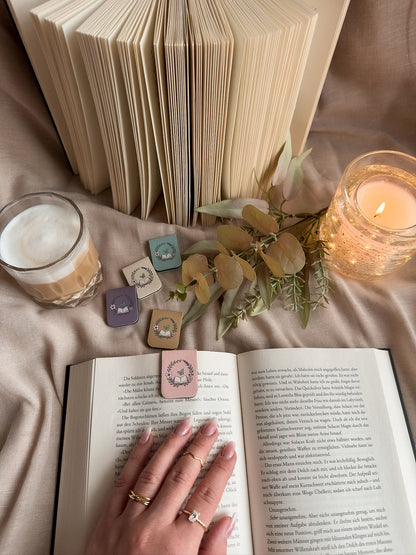 Pages & Bloom – Magnet-Lesezeichen – Warm Cozy Flatlay alle Farben Kerze Latte, buecherglanz