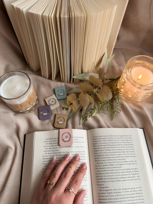 Pages & Bloom – Magnet-Lesezeichen – Warm Cozy Flatlay alle Farben Kerze Latte, buecherglanz