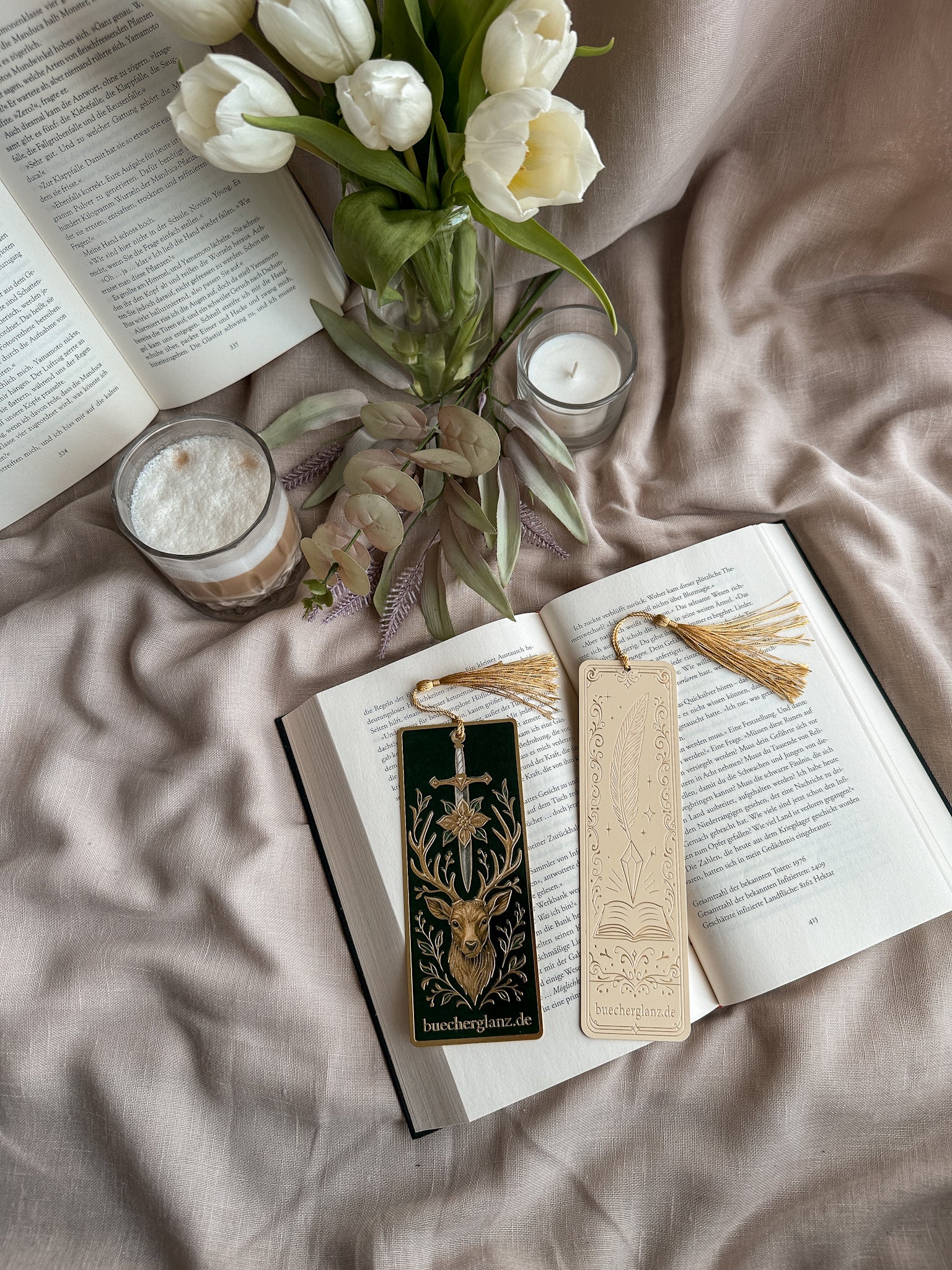Metall-Lesezeichen Hirsch und Feder mit Goldquaste auf aufgeschlagenem Buch – Dark Academia Lesezubehör Bücherglanz