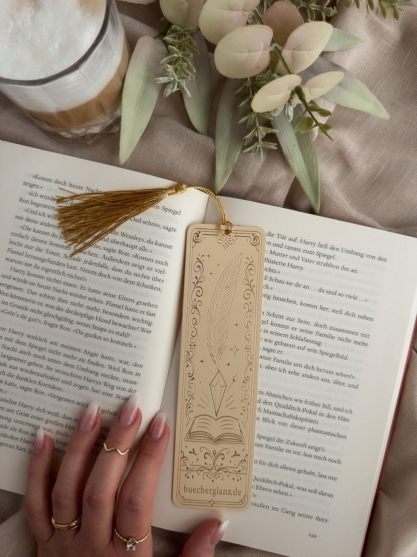 The Inksworn – Metall-Lesezeichen – Lifestyle Hand im Buch Warm Cozy weiße Blumen, buecherglanz