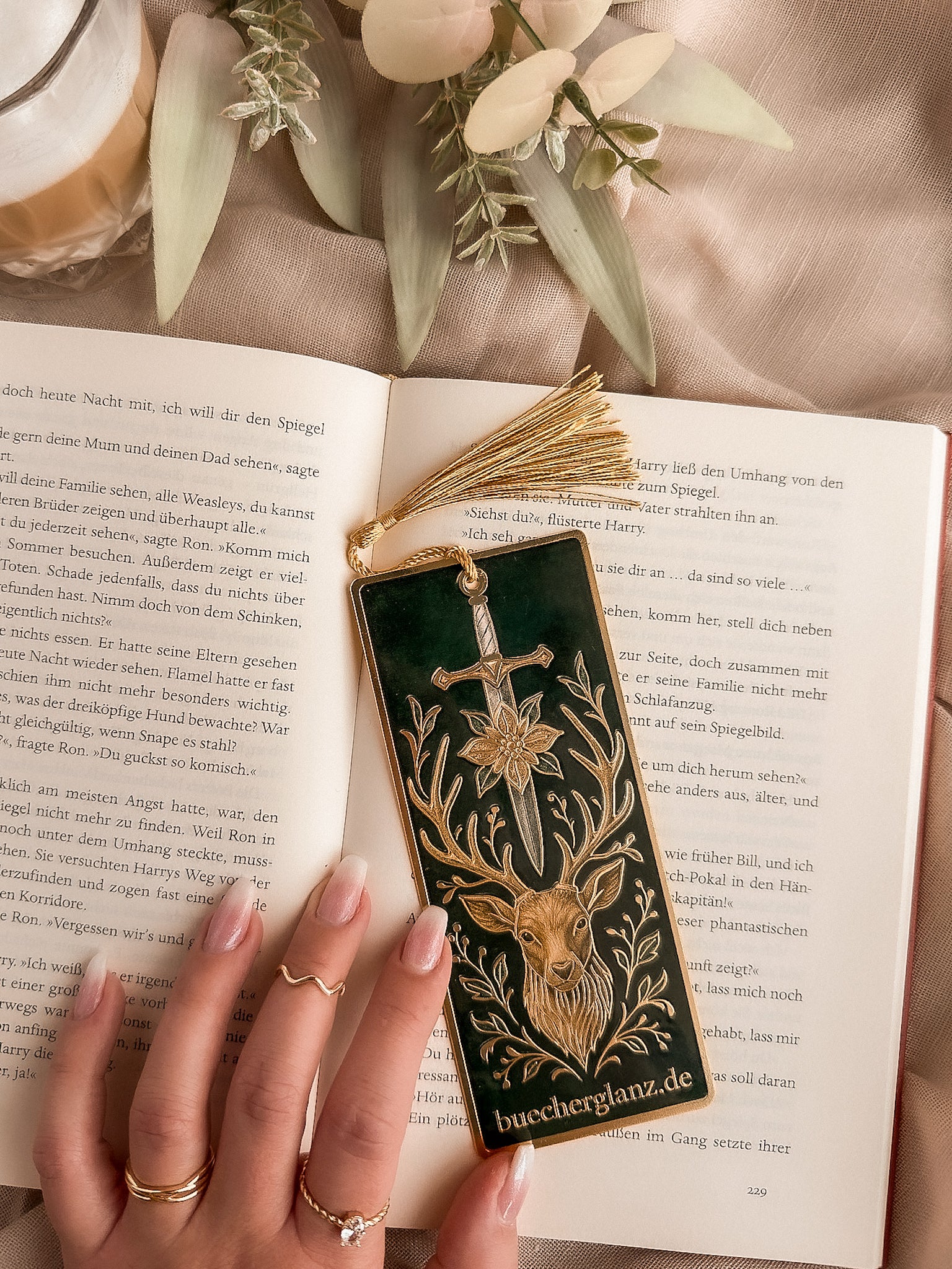 The Verdant Vow – Metall-Lesezeichen – Lifestyle Hand im Buch Warm Cozy Latte, buecherglanz