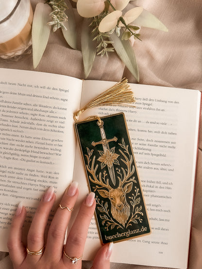 The Verdant Vow – Metall-Lesezeichen – Lifestyle Hand im Buch Warm Cozy Latte, buecherglanz