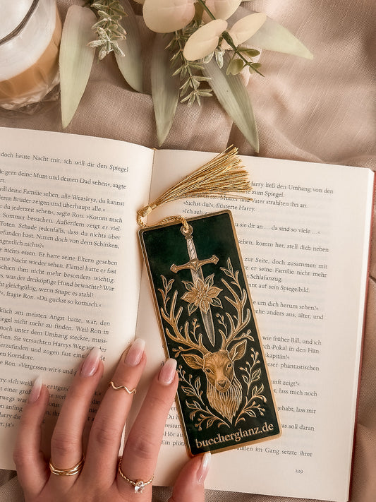 The Verdant Vow – Metall-Lesezeichen – Lifestyle Hand im Buch Warm Cozy Latte, buecherglanz