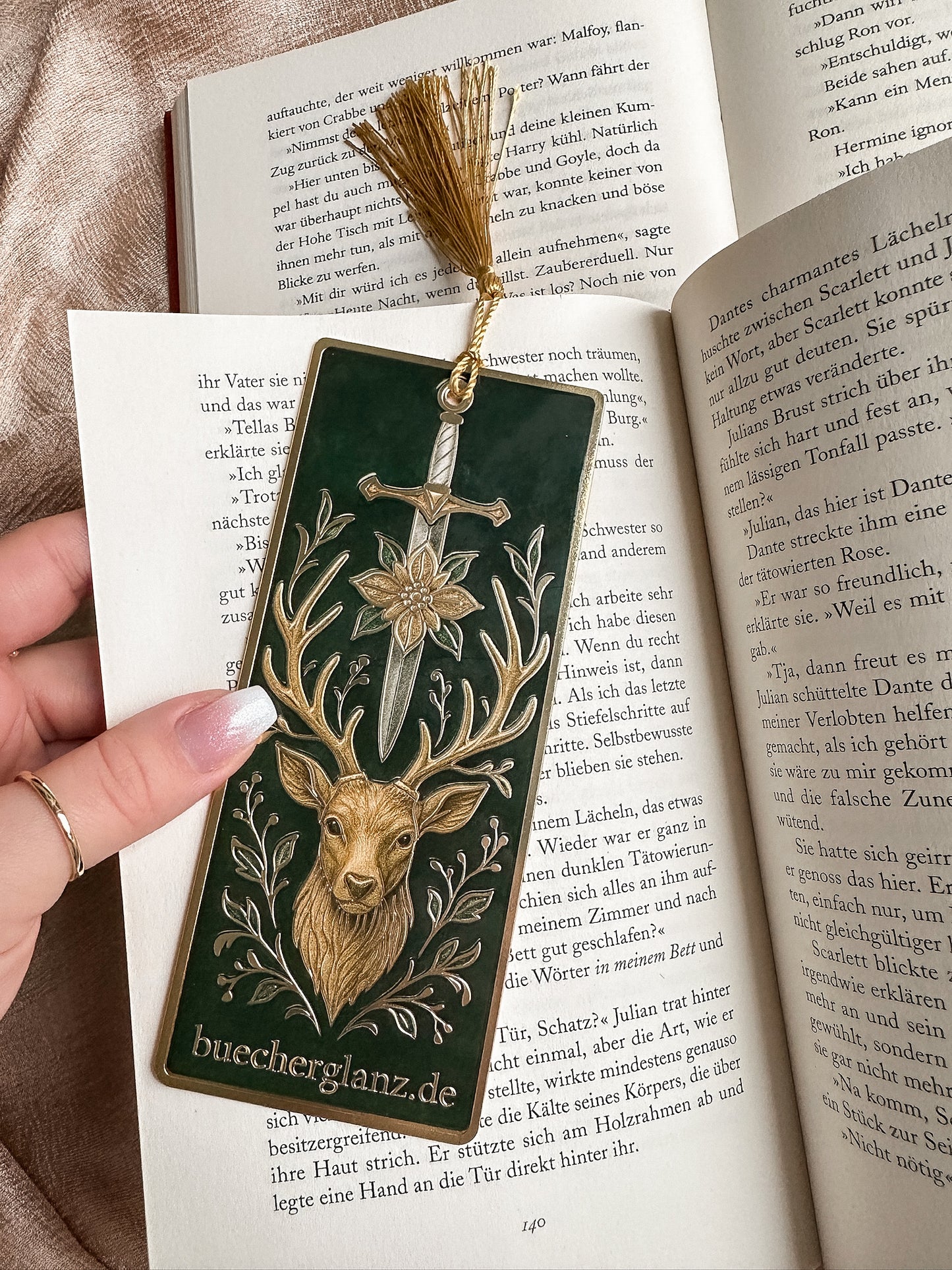 The Verdant Vow – Metall-Lesezeichen – Hand Reveal Vorderseite Detailansicht Romantasy, buecherglanz