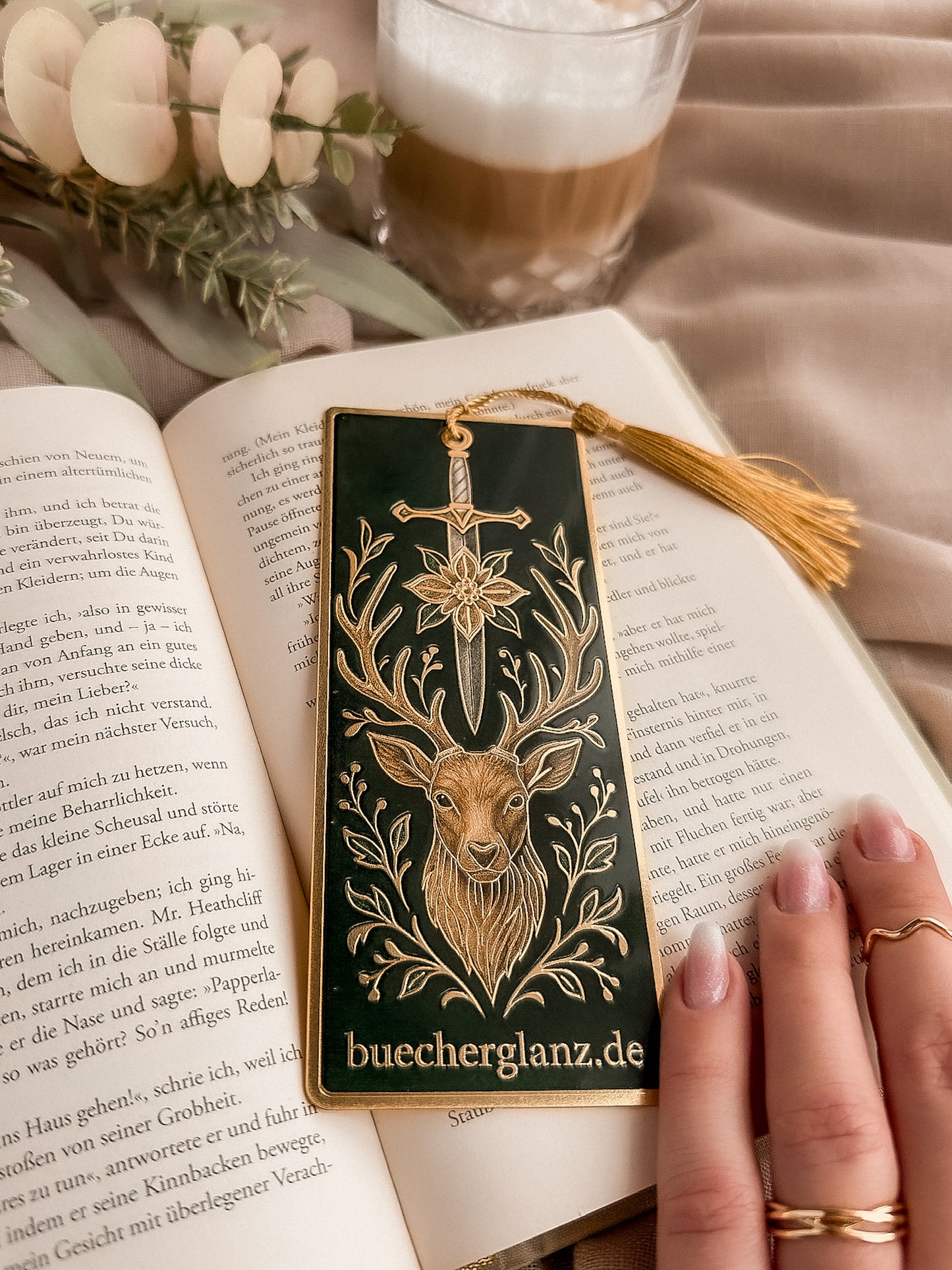 The Verdant Vow – Metall-Lesezeichen – Lifestyle liegend im Buch Goldquaste Warm Cozy, buecherglanz