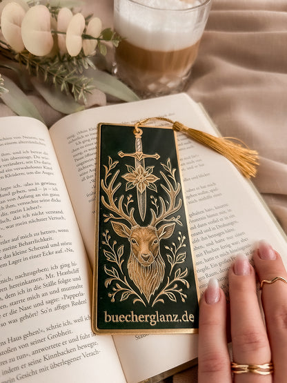 The Verdant Vow – Metall-Lesezeichen – Lifestyle liegend im Buch Goldquaste Warm Cozy, buecherglanz