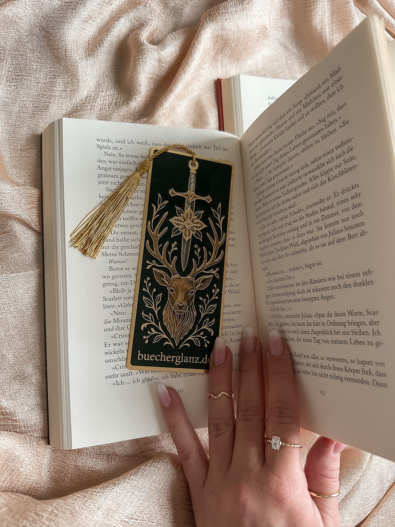 The Verdant Vow – Metall-Lesezeichen – Lifestyle Rosa Hintergrund Romantasy Stimmung, buecherglanz