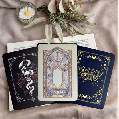 Reading Moods: die E-Reader Inserts Tenderly Damned, Divined Chapter und Enchanted Moth auf einem aufgeschlagenen Buch