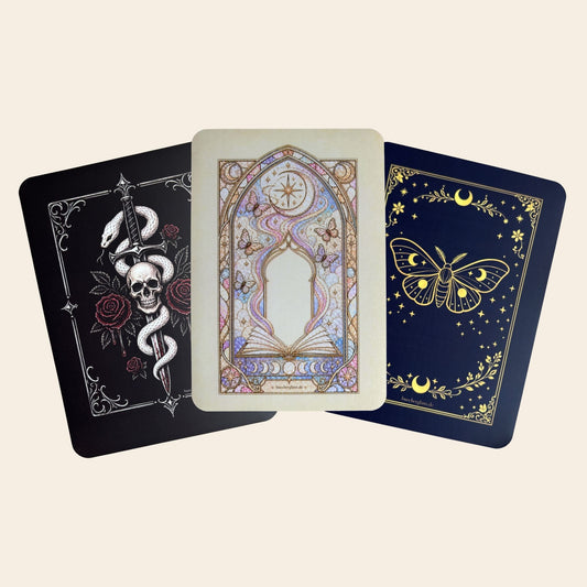 Reading Moods: die E-Reader Inserts Tenderly Damned, Divined Chapter und Enchanted Moth aufgefächert, heller Hintergrund