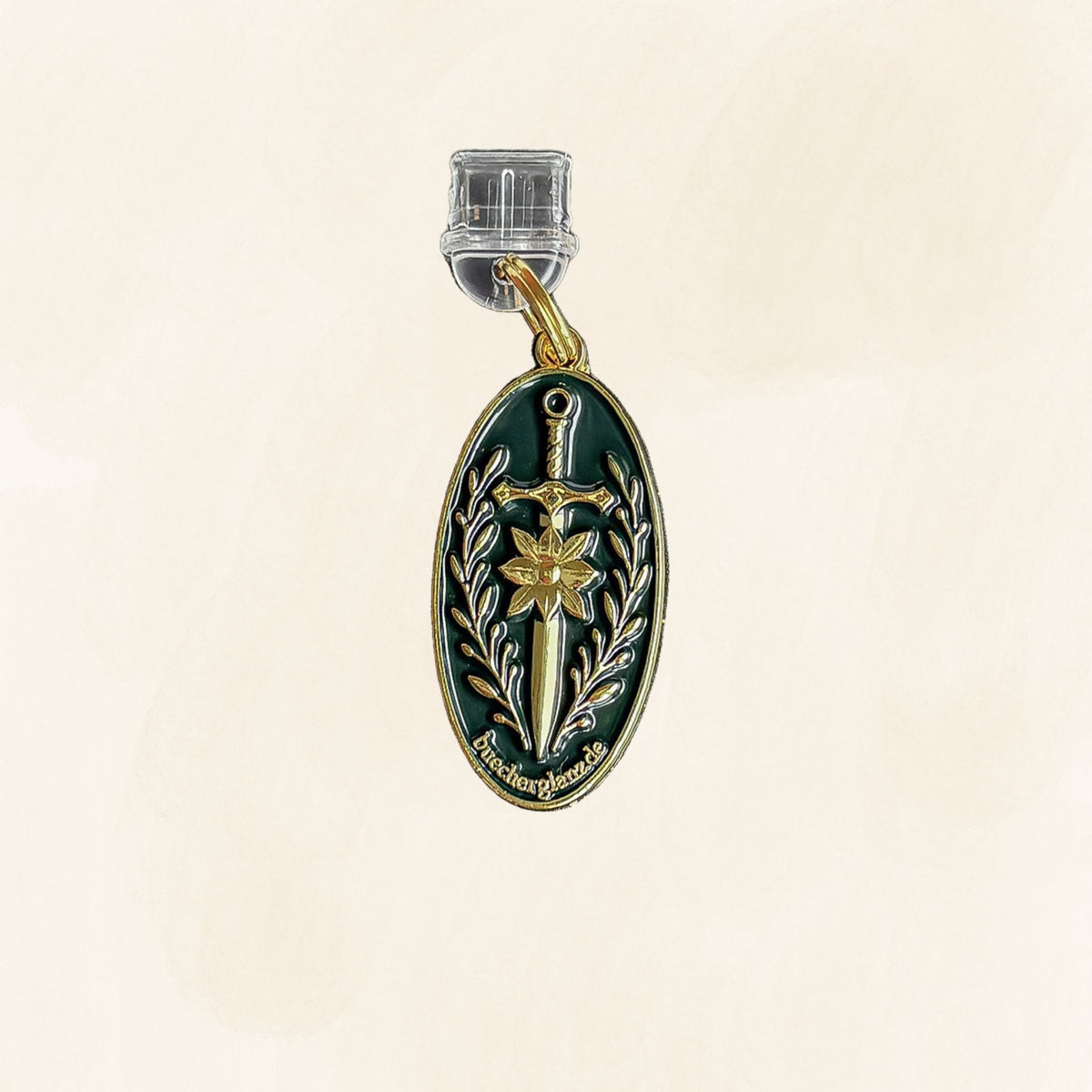 Blade & Bloom USB-C Charm Plug in Gold mit Schwertmotiv, Blüte und dunkelgrünem Emaille-Design auf hellem Hintergrund