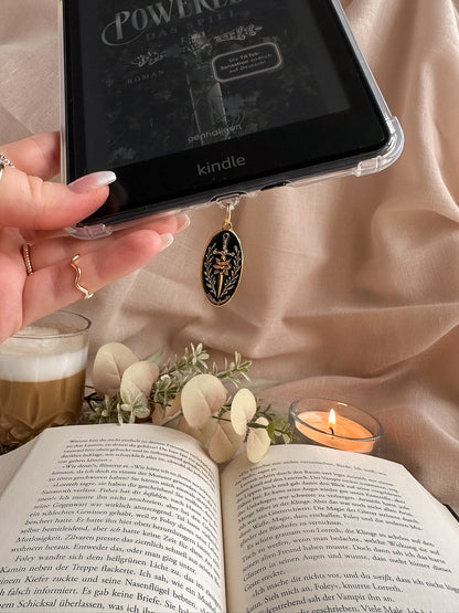 Blade & Bloom – USB-C Dustplug – Lifestyle Kindle auf Buch Latte Kerze Romantasy, buecherglanz