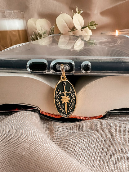 Blade & Bloom – USB-C Dustplug – Lifestyle Kindle Nahaufnahme Charm Design Detail, buecherglanz