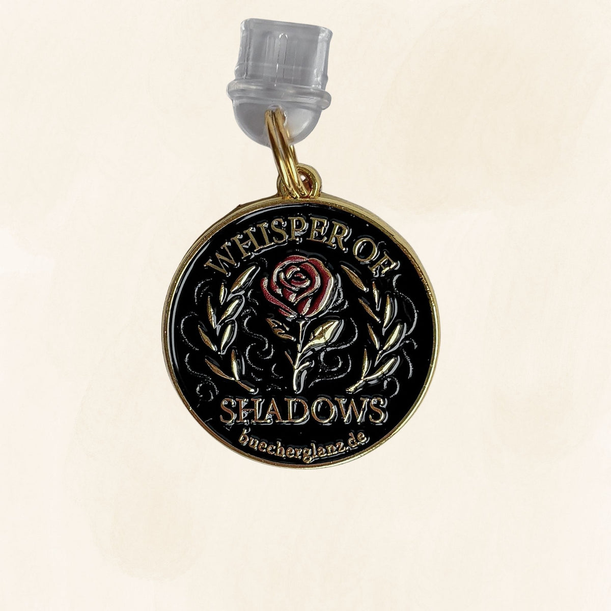 Whisper of Shadows USB-C Charm Plug mit schwarzem Emaille-Anhänger, roter Rose und goldfarbenem Rahmen auf hellem Hintergrund