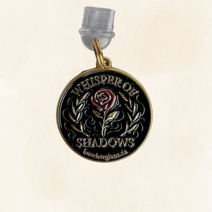 Whisper of Shadows USB-C Charm Plug mit schwarzem Emaille-Anhänger, roter Rose und goldfarbenem Rahmen auf hellem Hintergrund