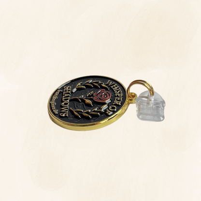 Whisper of Shadows USB-C Charm Plug in Gold mit roter Rose und schwarzem Emaille-Design auf hellem Hintergrund