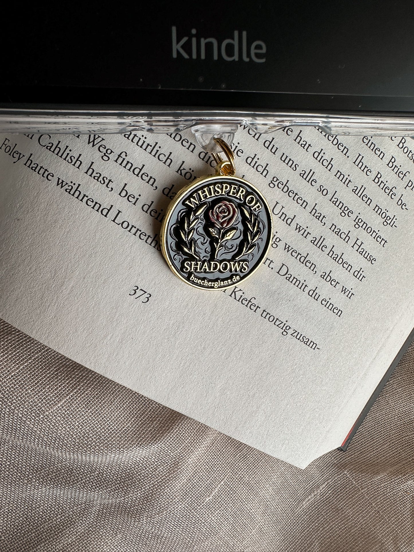 Whisper of Shadows – USB-C Dustplug – Lifestyle Buch Kindle Nahaufnahme Design-Detail, buecherglanz