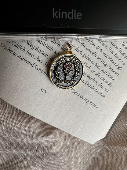 Whisper of Shadows – USB-C Dustplug – Lifestyle Buch Kindle Nahaufnahme Design-Detail, buecherglanz