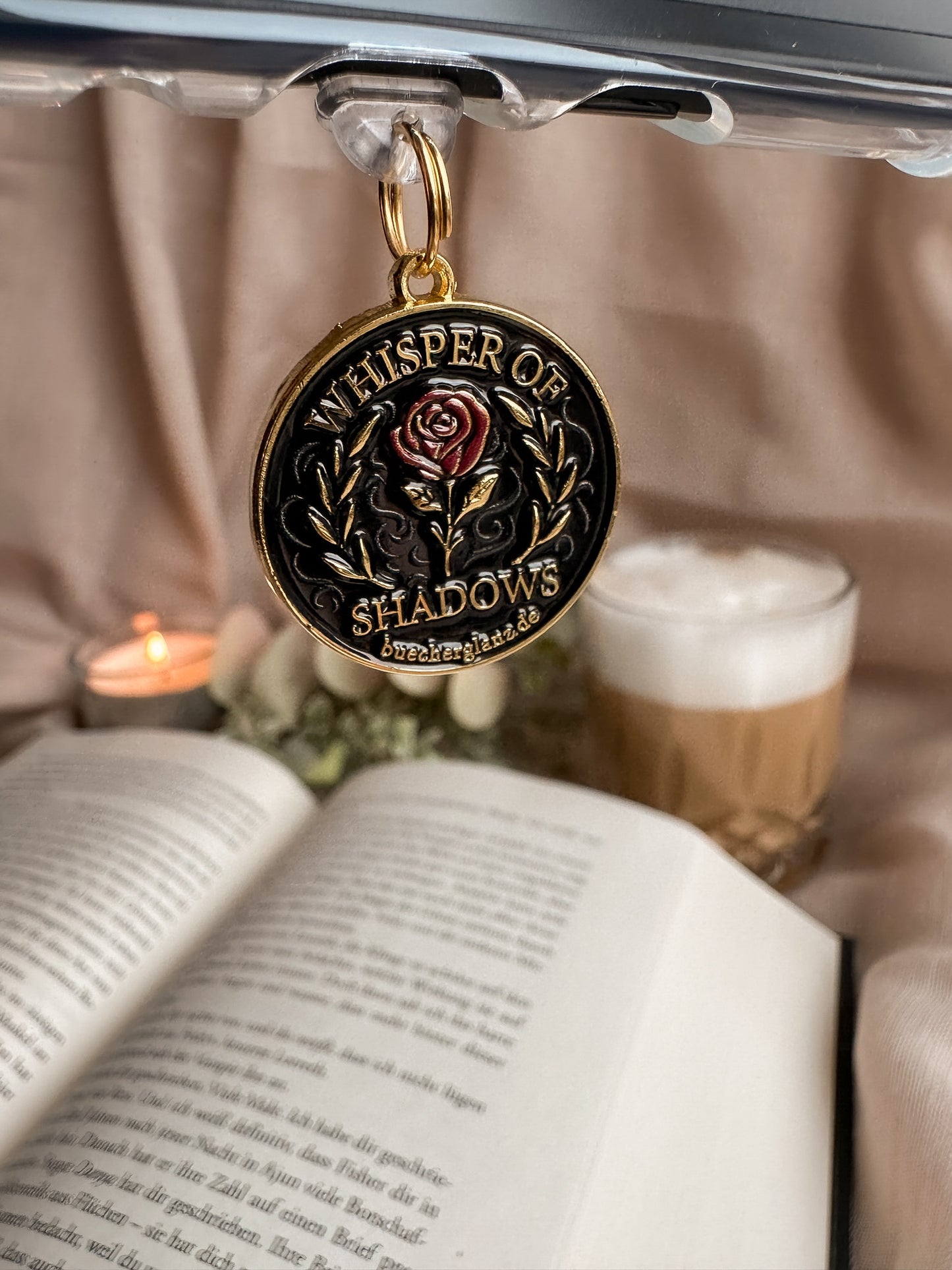 Whisper of Shadows – USB-C Dustplug – Lifestyle hängend am Kindle Kerze Latte Dark Romance, buecherglanz